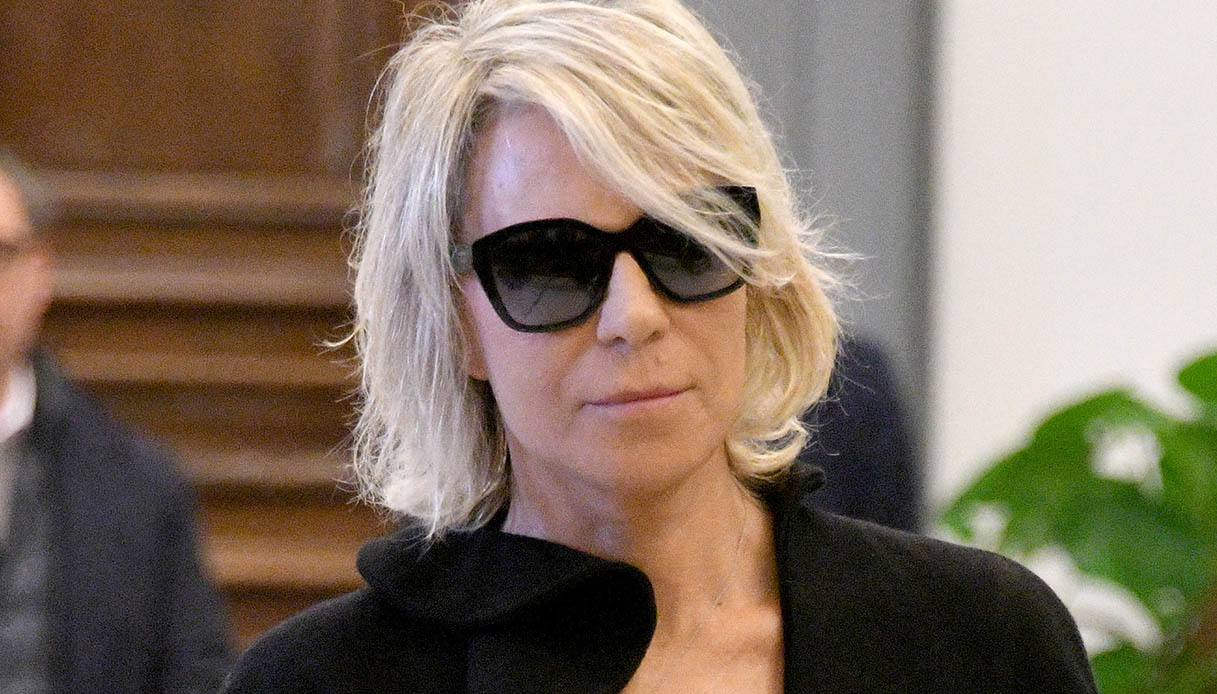 Selfie alla camera ardente per Costanzo con Maria De Filippi, è polemica. La sua reazione