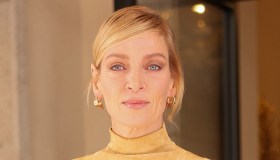 Uma Thurman alla Milano Fashion Week: perfetta nel completo in suede