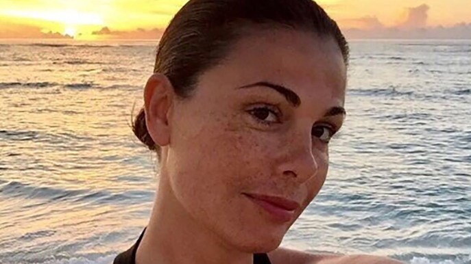 Vanessa Incontrada alle Maldive, il prendisole-sottoveste è il top