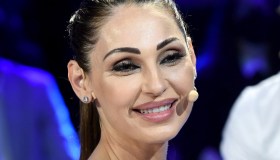 Anna Tatangelo romantica a Parigi: un nuovo cavaliere misterioso al suo fianco