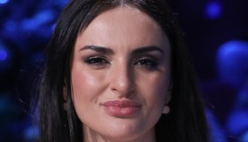 Arisa, in argento e pelle è rock e sensuale. Il look femme fatale strega su Instagram