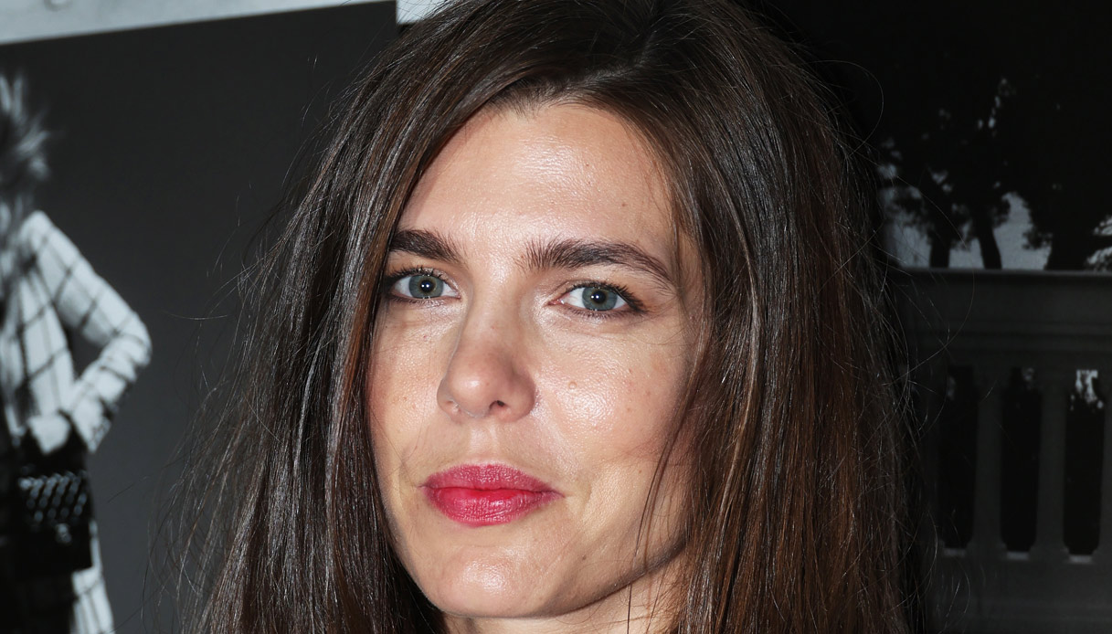 Charlotte Casiraghi incinta e terrorizzata, salta le vacanze con Carolina di Monaco