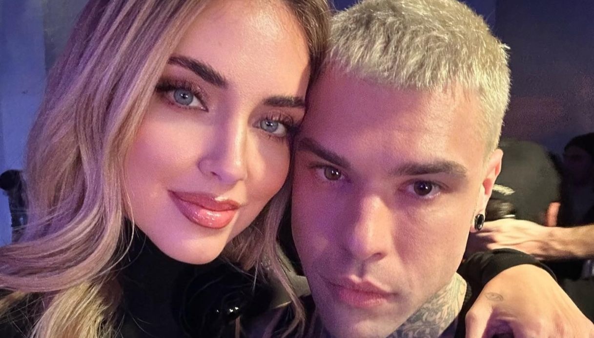 Tensione tra Fedez e la Ferragni: “Dorme sul divano”. Cosa ha scatenato la crisi