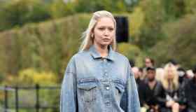 Jeans in passerella per la primavera 2023