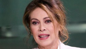 “Fiori sopra l’inferno”, chi è la scrittrice del libro da cui è tratta la serie