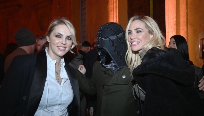 Ilary Blasi alla mostra dell'amica Malisa Catalani