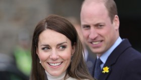 Kate Middleton in bici con tacchi e gonna da 20 euro: è scontro con William