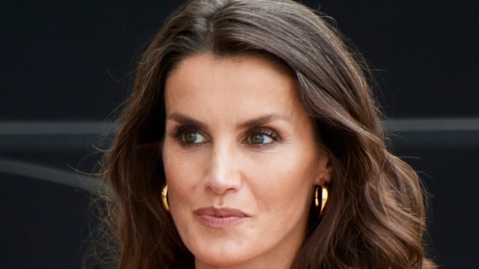 Letizia di Spagna incantevole: look in seta rosa pastello effetto lingerie