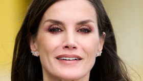 Letizia di Spagna contestata: la controversa giacca in pelle di 6 anni fa