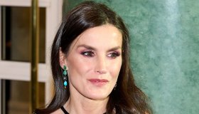 Letizia di Spagna gioca con le trasparenze gitane: a 50 anni è irresistibile