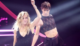 Sanremo, la Cuccarini cade sul palco durante le prove. Colpa dei tacchi