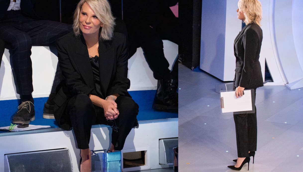 Maria De Filippi in tailleur a "C'è Posta per Te"