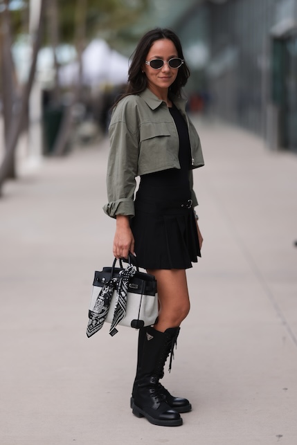 ragazza con minigonna e combat boots