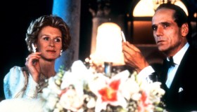 “Il mistero e la macchinazione ci attraggono”: Stella Fabiani racconta i suoi “Delitti di Lusso”