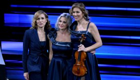Sanremo 2023, il look blu oceano per le donne dell’orchestra: chi è lo stilista