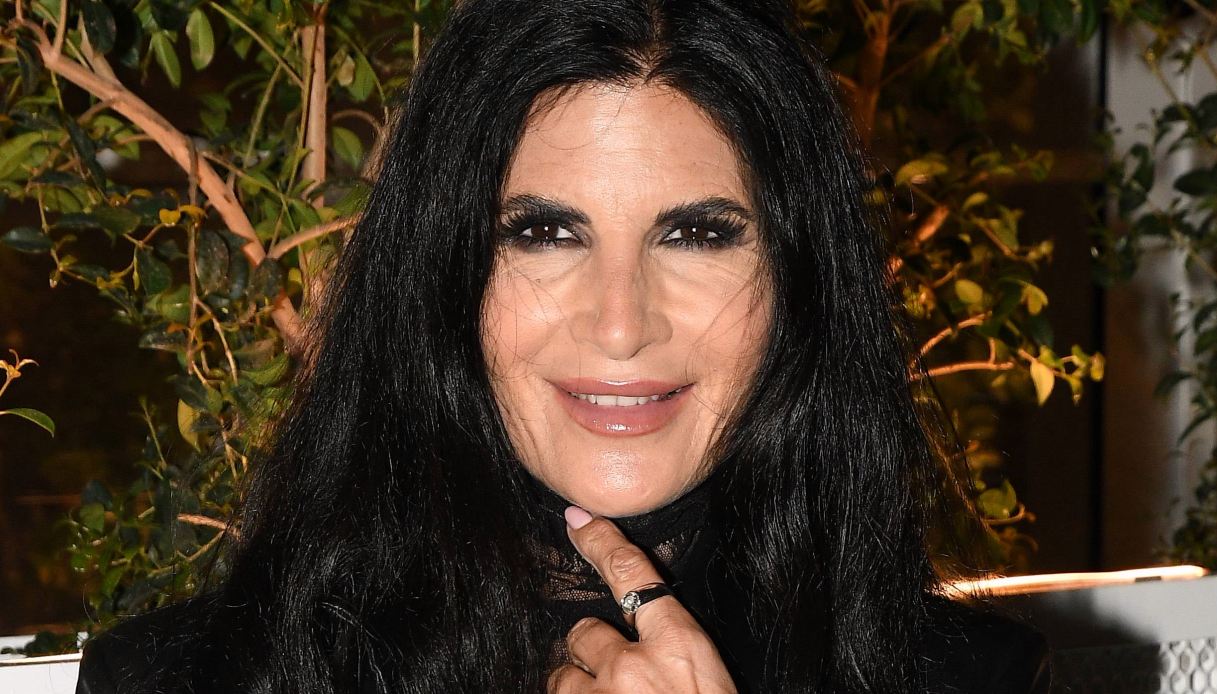 Sensualità al “GF Vip”: Pamela Prati osa in reggicalze (e snobba Bellavia)