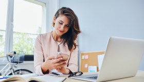 Non è un’impressione: siamo sbadate e poco concentrate. Ed è colpa del telefono