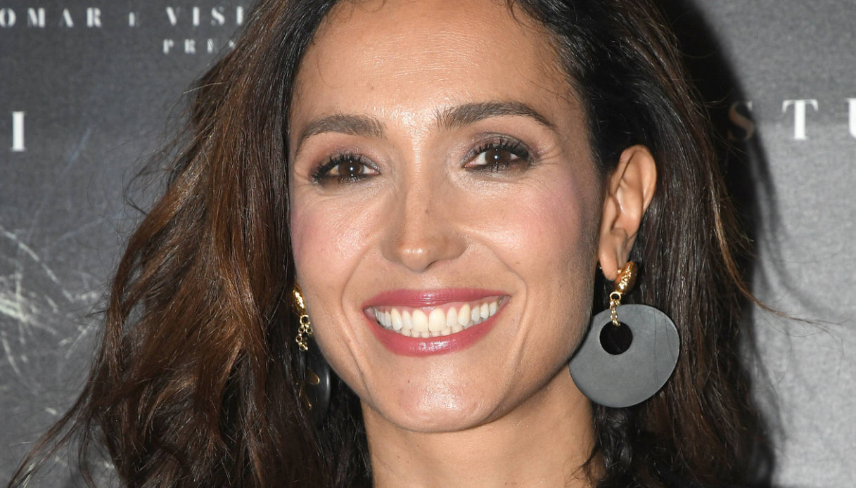 Caterina Balivo anticipa la primavera e osa con la jumpsuit “Arlecchino”