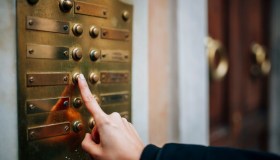 I citofoni rosa che aiutano a sconfiggere la solitudine