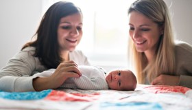 La Corte d’Appello dice sì alle due mamme sull’atto di nascita
