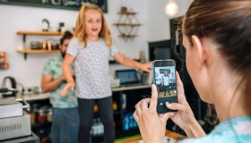 Sharenting: la proposta di legge che vuole limitare le foto dei figli online