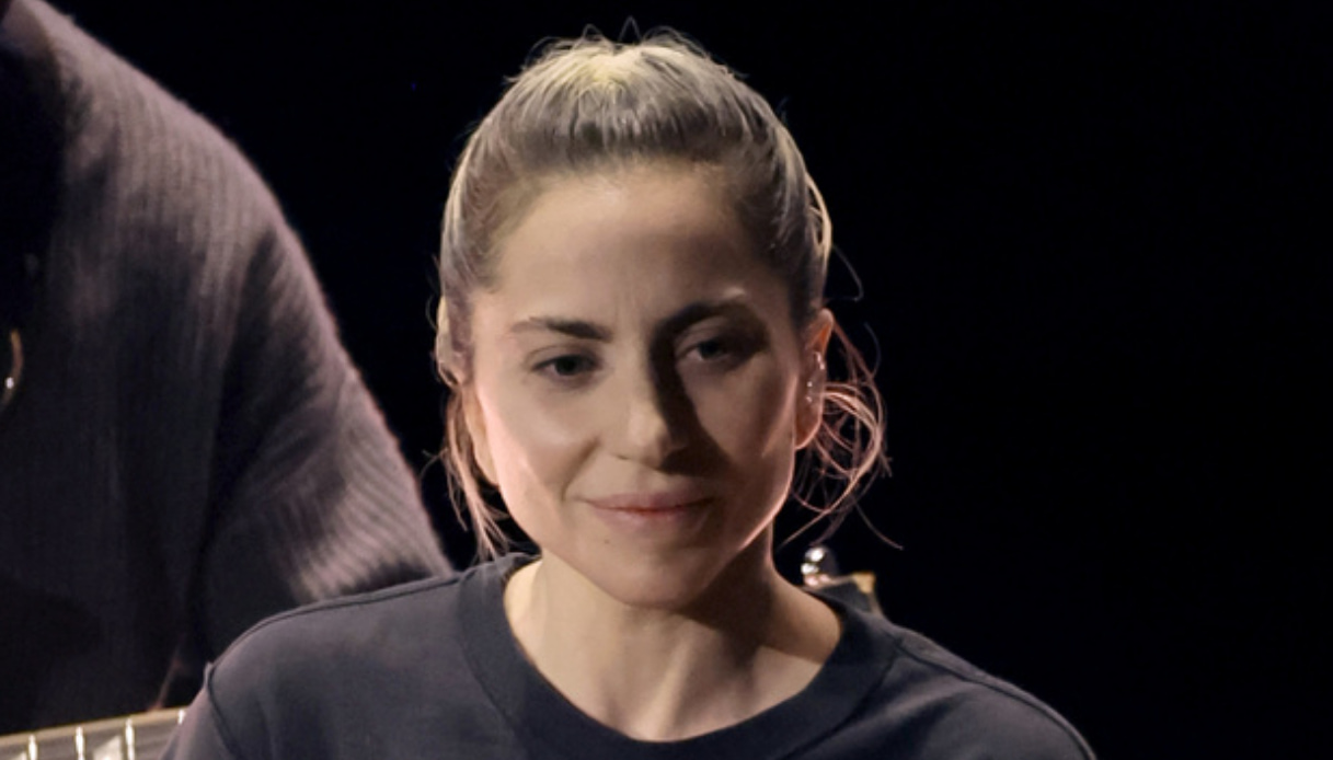 Oscar 2023, Lady Gaga in jeans e maglietta: l’esibizione a sorpresa