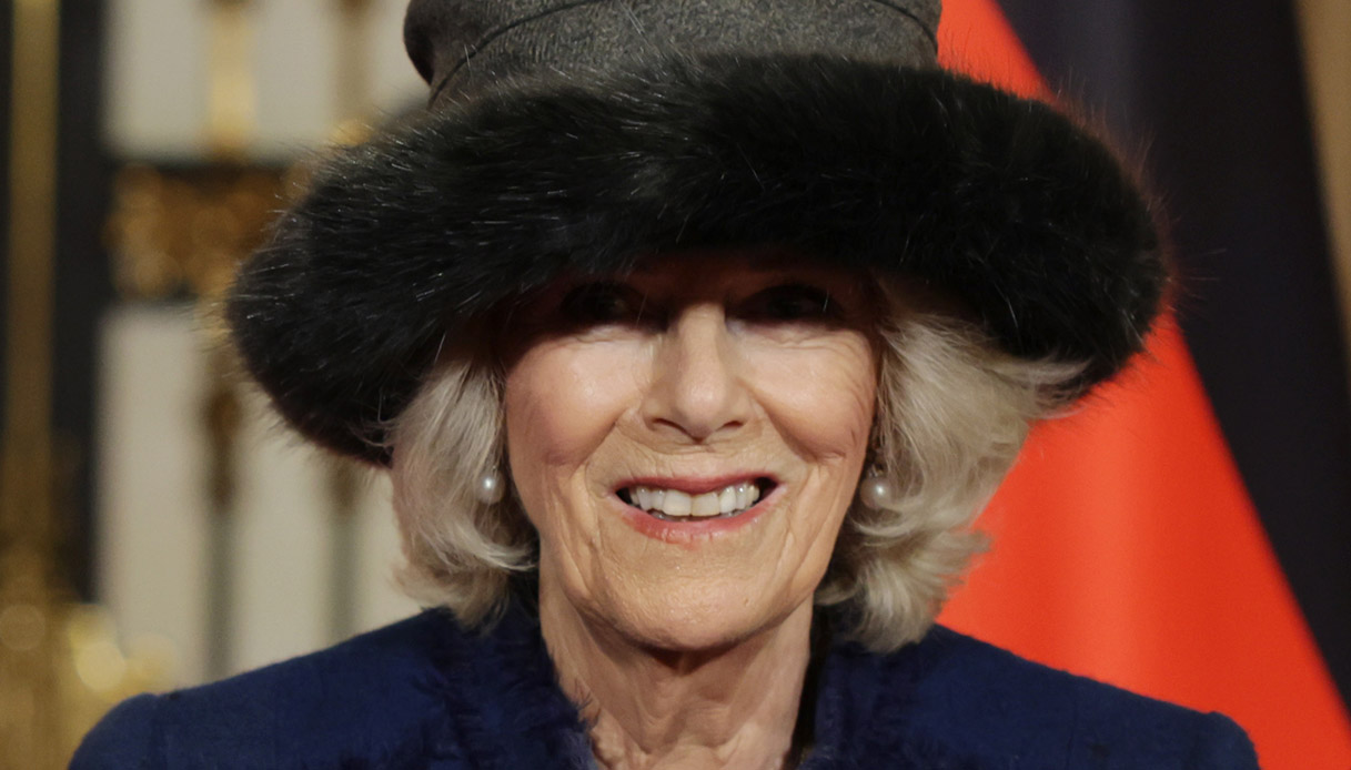 Carlo e Camilla acclamati ad Amburgo, ma la Regina scivola sul cappello