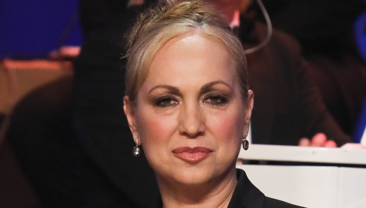 “Amici”, ritirate le maglie del Serale già assegnate. Ed è scontro tra prof