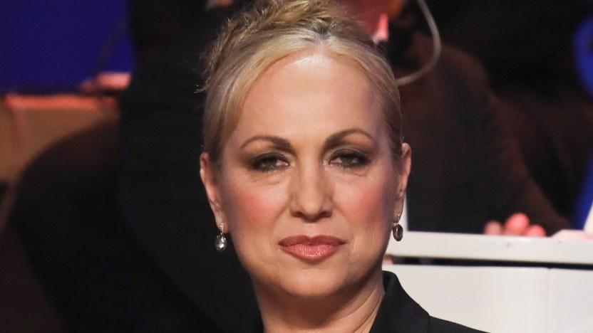 “Amici”, ritirate le maglie del Serale già assegnate. Ed è scontro tra prof