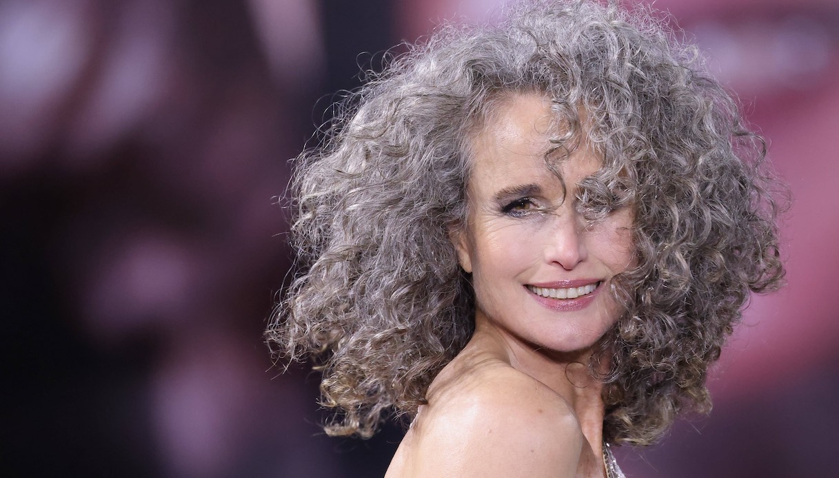 Andie Macdowell, splendida con la sua chioma grigia