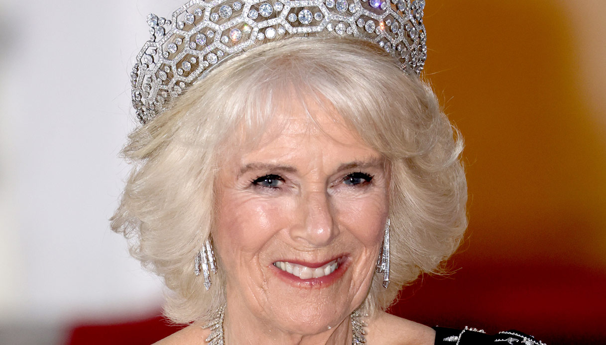 Camilla, al gala in Germania esagera con glitter e diamanti