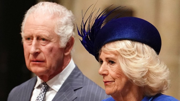 Carlo, è un disastro: salta il primo viaggio da Re. Il Palazzo conferma