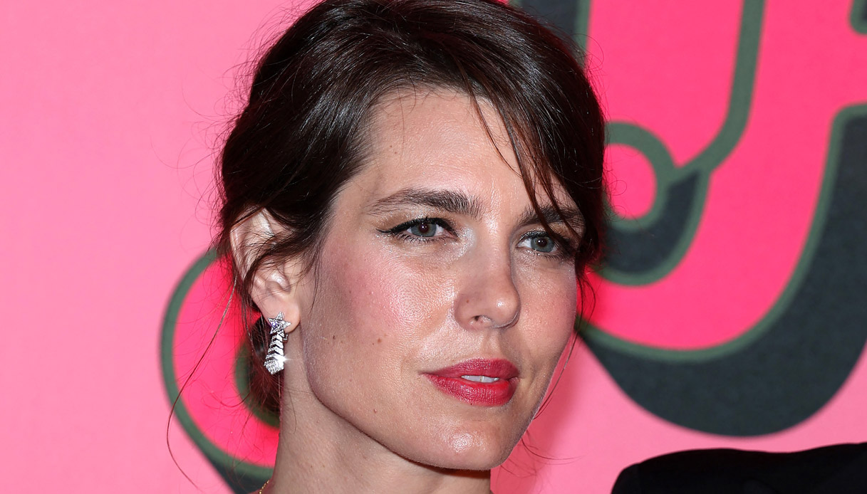 Charlotte Casiraghi, spallina giù e ballo scatenato: le immagini mai viste