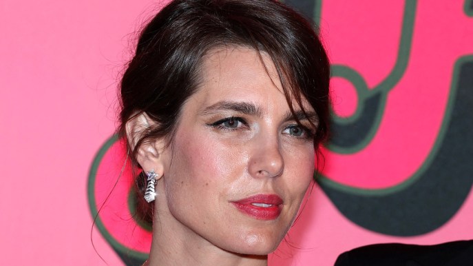 Charlotte Casiraghi, spallina giù e ballo scatenato: le immagini mai viste