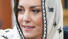 Kate Middleton, look da 6.432 euro con velo e imbarazzo totale al centro islamico