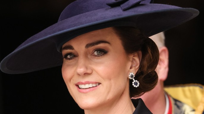 Kate Middleton, look effetto corsetto da 3.570 euro e colpo di vento birichino