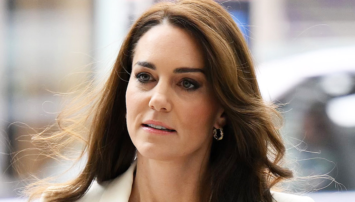 Kate Middleton, nuova giacca-gioiello da 2.207 euro e tacchi killer