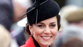 Kate Middleton mozzafiato: cappotto rosso fuoco da 3.363 euro e salto mortale