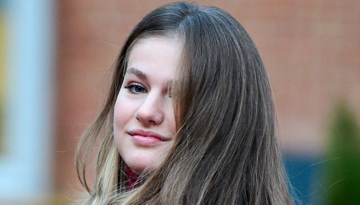 Letizia di Spagna seduce in rosso mentre sua figlia entra nell’esercito