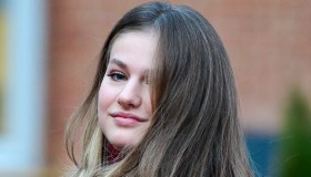 Letizia di Spagna seduce in rosso mentre sua figlia entra nell’esercito