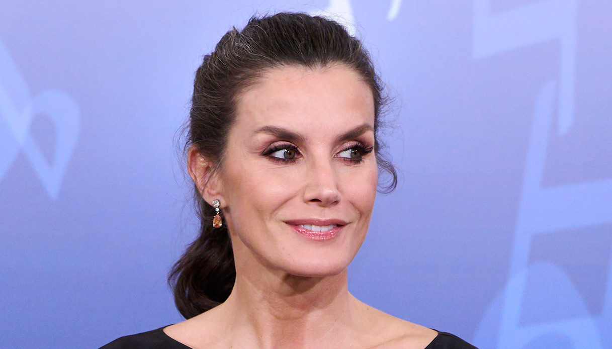 Letizia di Spagna al concerto: fasciata dall’abito stretch con spacco segreto