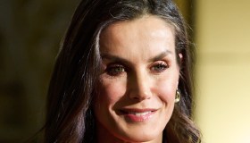 Letizia di Spagna lascia senza fiato in rosso e oro. Ma low cost
