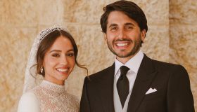 Matrimonio Iman di Giordania, abito magnifico e velo di pizzo ricamato. Rania regale in cipria