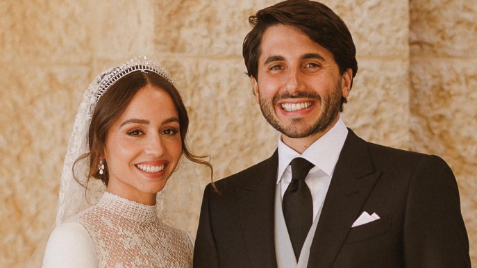 Matrimonio Iman di Giordania, abito magnifico e velo di pizzo ricamato. Rania regale in cipria