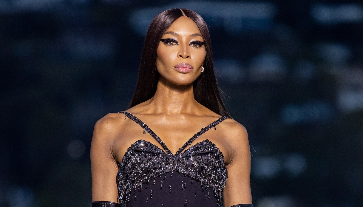 Naomi Campbell, la Venere osa ancora in passerella: l’abito in cristalli