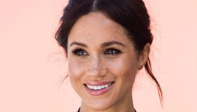 Meghan Markle torna in pubblico con un look total black. Ma l’errore non sfugge