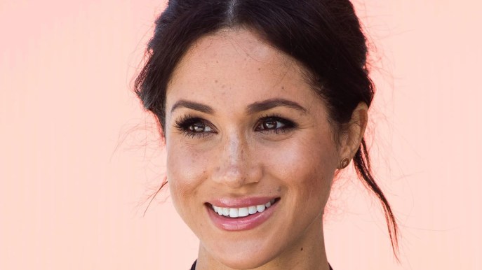 Meghan Markle torna in pubblico con un look total black. Ma l’errore non sfugge