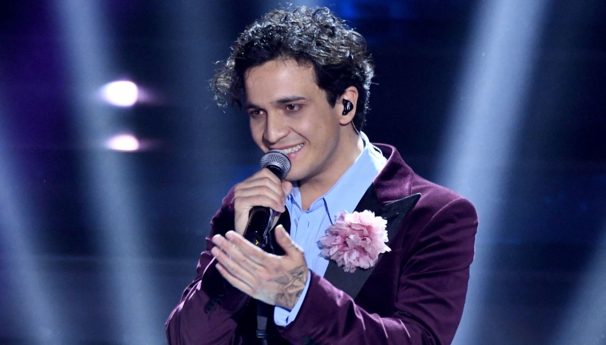 Tananai canta “Tango” con l’artista di strada: l’emozione più grande