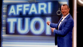 Vince 75mila euro ad “Affari tuoi” e li dedica ai compagni bulli della scuola