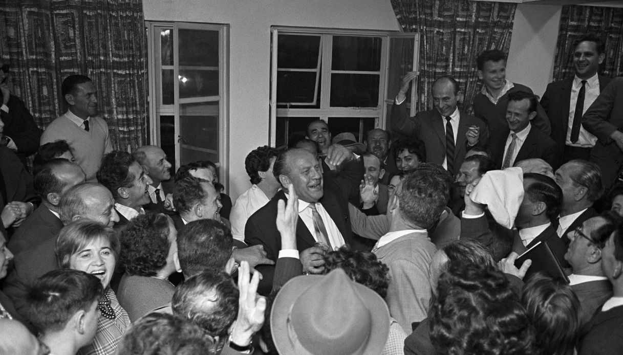 Oskar Schindler insieme agli ebrei sopravvissuti all'Olocausto